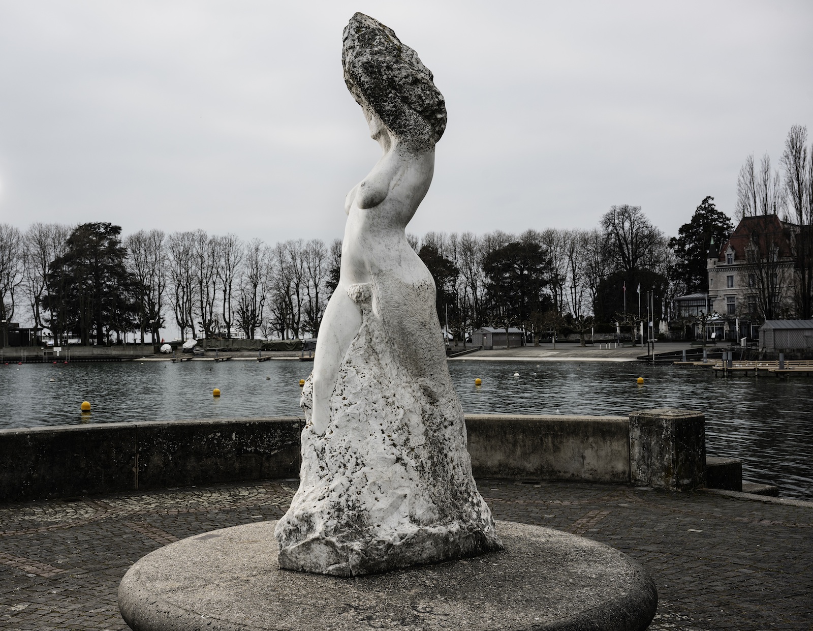 Statue d'une femme nue.