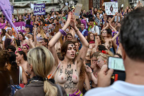 Plusieurs manifestantes seins nus.