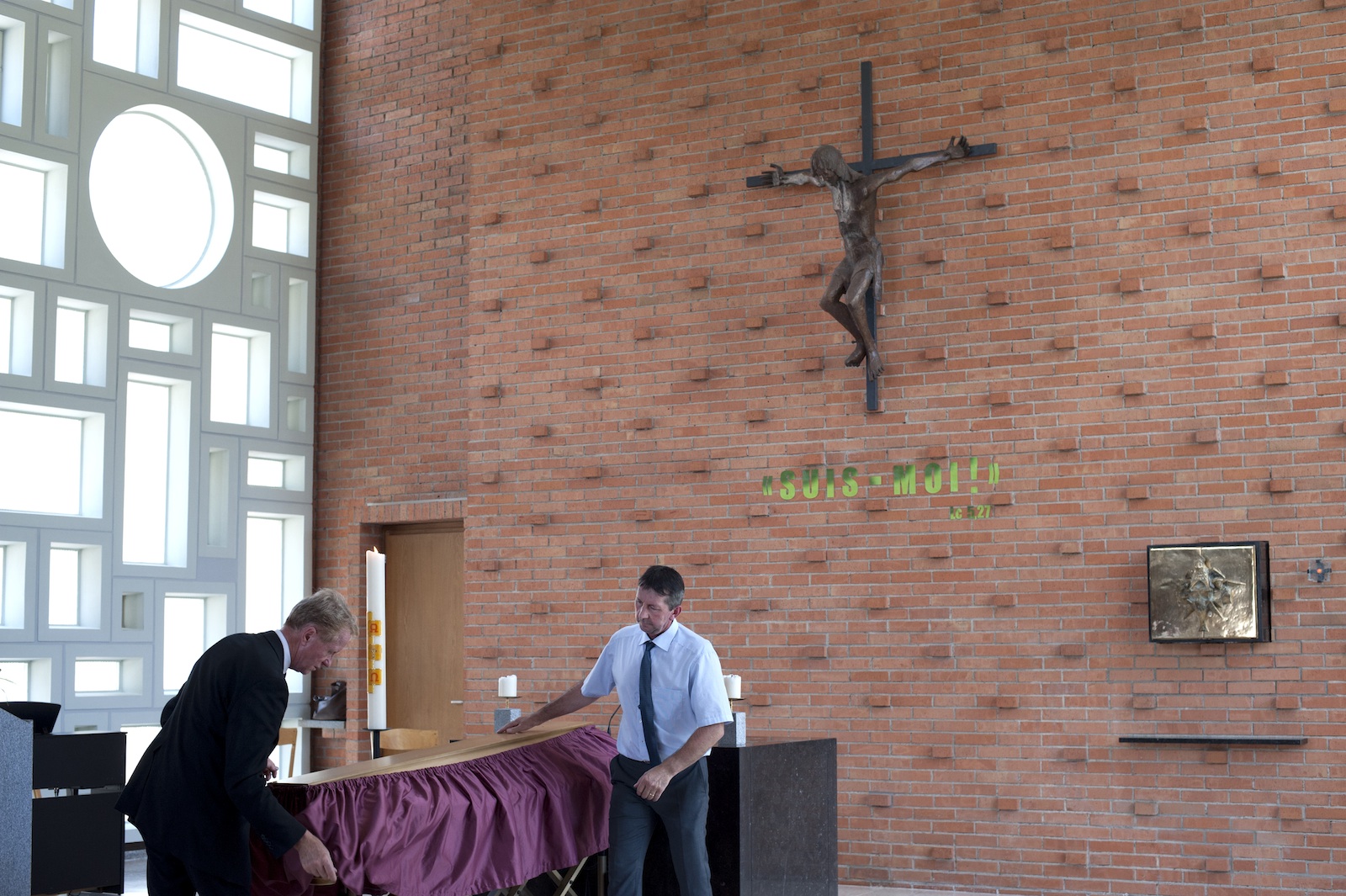FranÃ§ois Vorbe et son collaborateur installe un cercueil dans une chapelle.