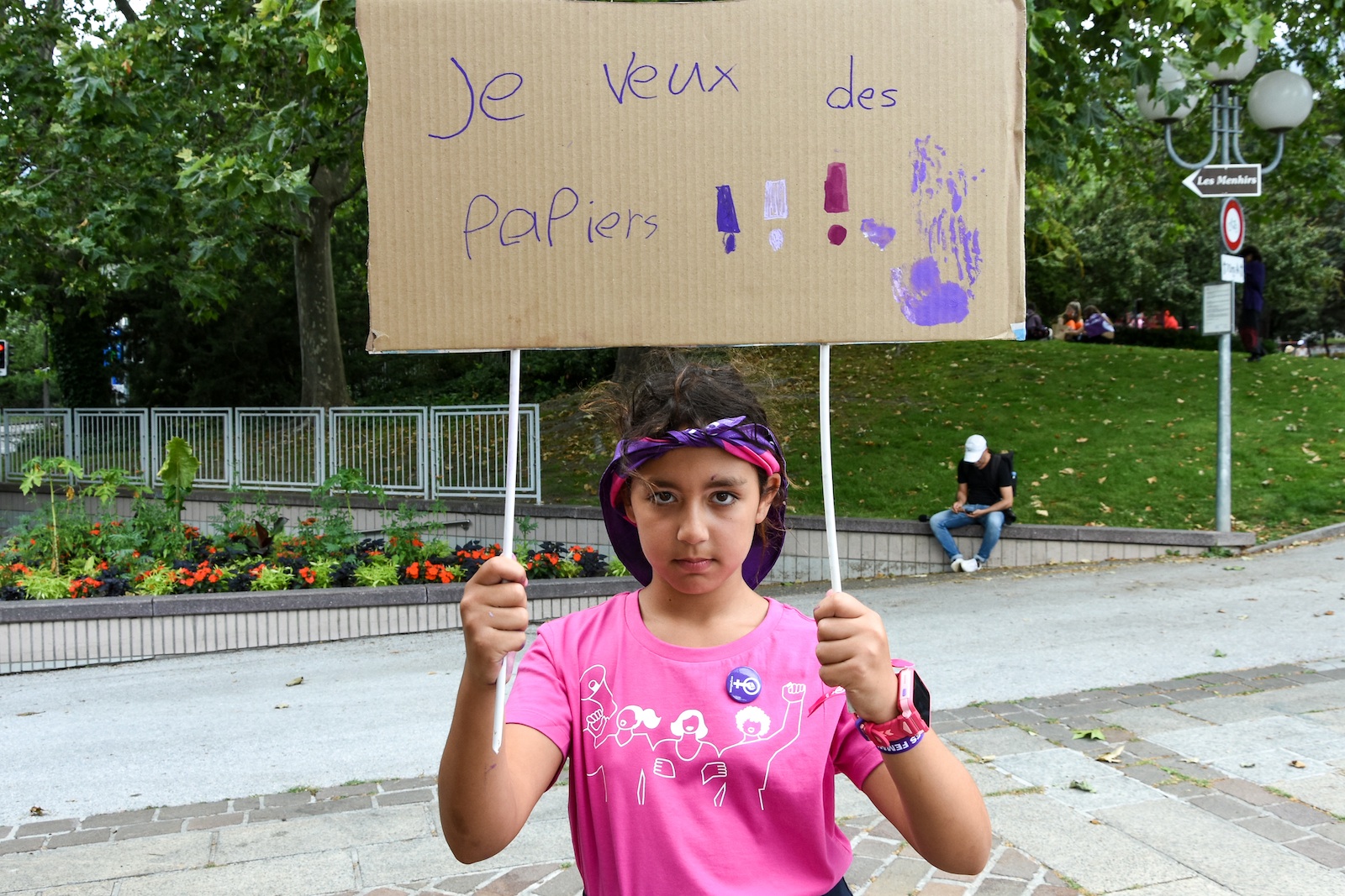 Sofia et sa pancarte "Je veux des papiers".