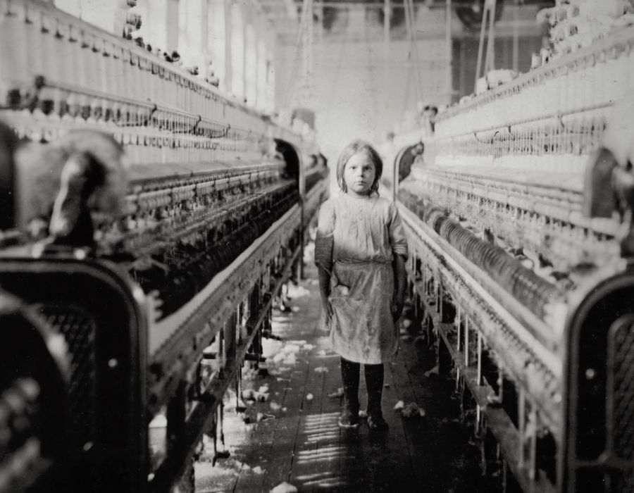 Fillette travaillant dans une usine de filature à Newberry, en Caroline du Sud en 1908.