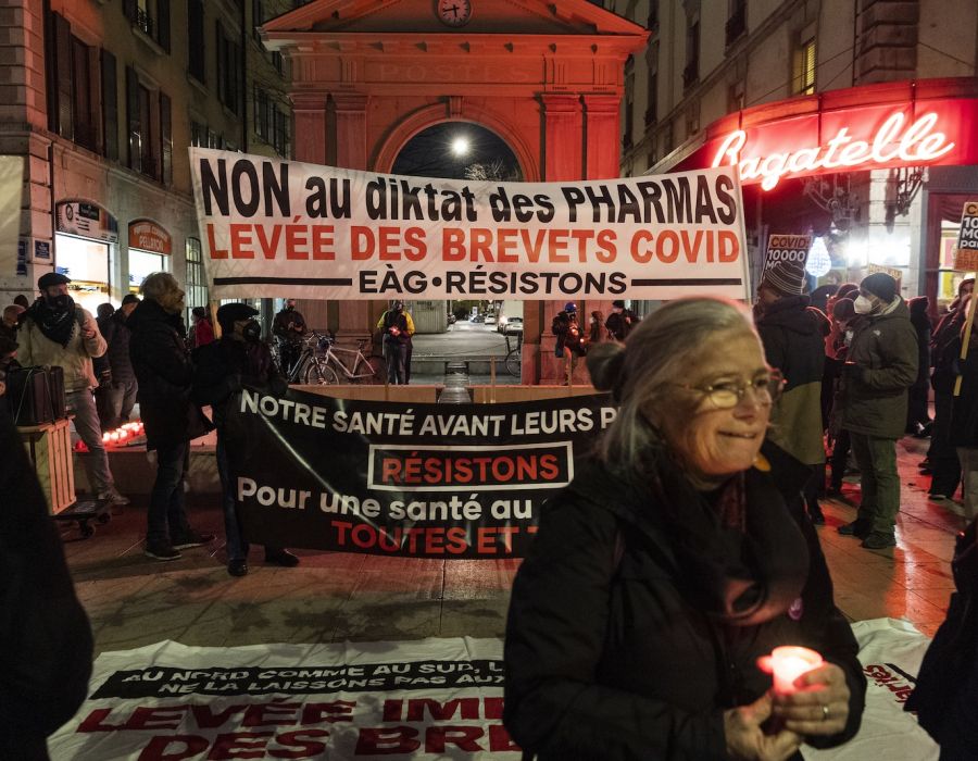Manifestation à Genève. Une banderole "Non au diktat des pharmas/Levée des brevets Covid".