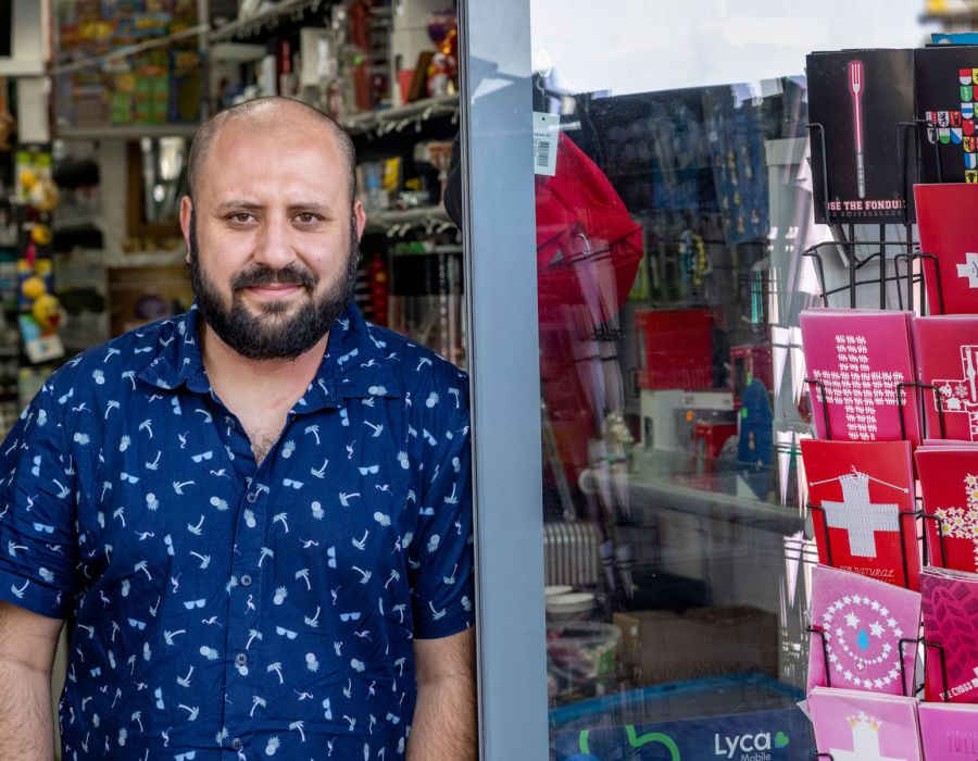 Portrait de Jawad Rahimi dans son kiosque.