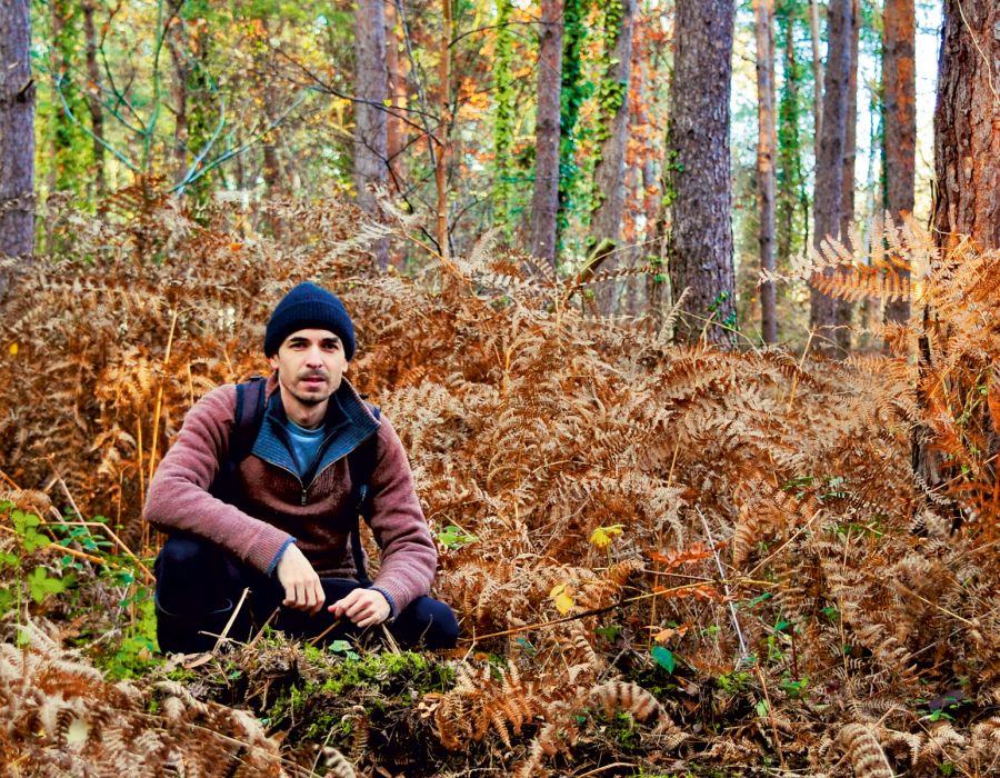Geoffroy Delorme, dans les fougères de la forêt de pins où il a partagé la vie des chevreuils.