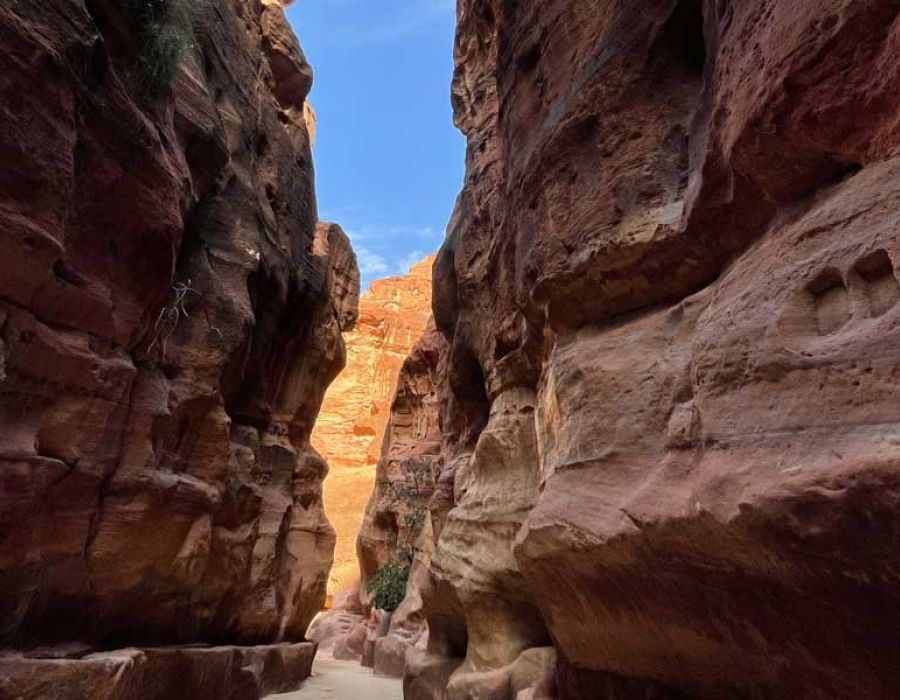 Petra, un site majestueux blotti entre les canyons des vallées du sud de la Jordanie.