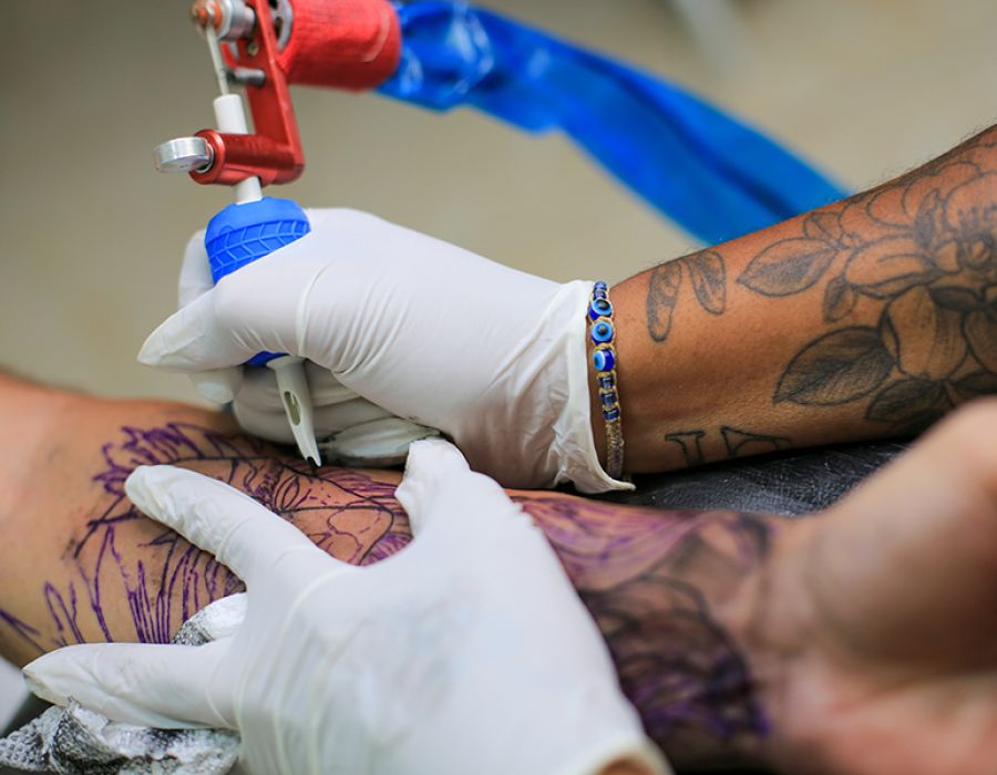 Hianne Alves exerce dans son salon depuis un an et demi. Active lors de la campagne de Lula, elle a réussi à conquérir une nouvelle clientèle, sans préjugés racistes ou réactionnaires. La jeune femme maîtrise sur le bout des doigts l’art du dessin et la technique du tatouage.