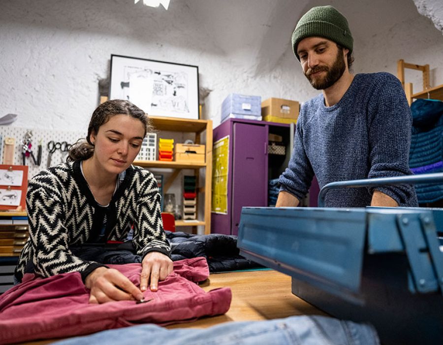 Avec la Rebletzerie, Joana Simond et Julien Gurtner souhaitent remettre la réparation textile au goût du jour. A l’avenir, ils aimeraient que leur idée essaime et qu’une véritable communauté de réparateurs voie le jour.