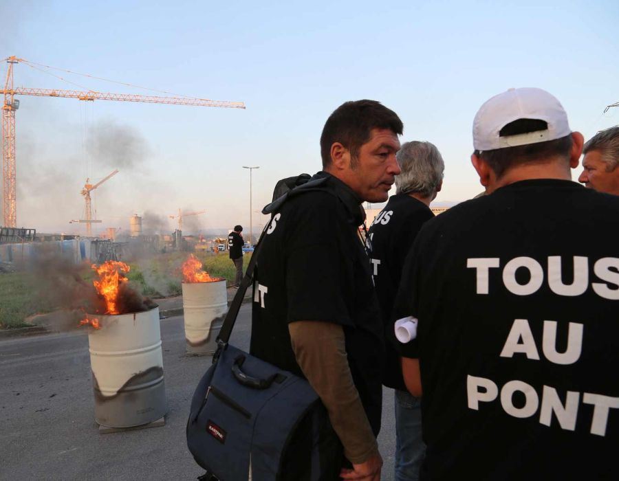 manifestation, feu dans des barriques, manifestants avec t-shirt noir: inscription: "tout au pont !"