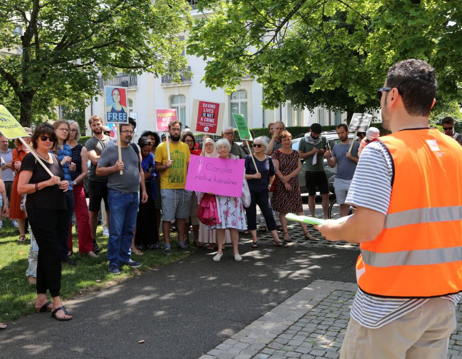 Piquet de protestation en soutien à Carola Rackete devant le consulat d'Italie à Genève.