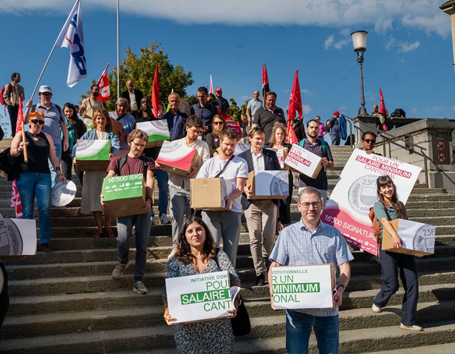Mardi 3 octobre, le comité unitaire, composé essentiellement de syndicats et de partis de gauche, a déposé ses initiatives pour un salaire minimum à 23 francs à la Chancellerie d’Etat à Lausanne. 