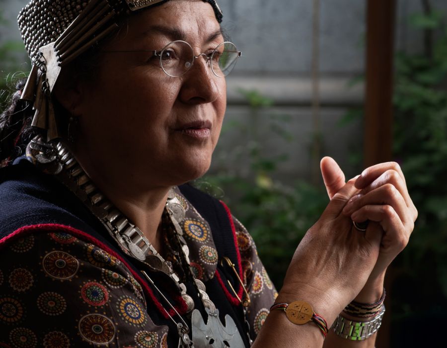 Photo de Flor Calfuno Paillalef en costume traditionnel mapuche