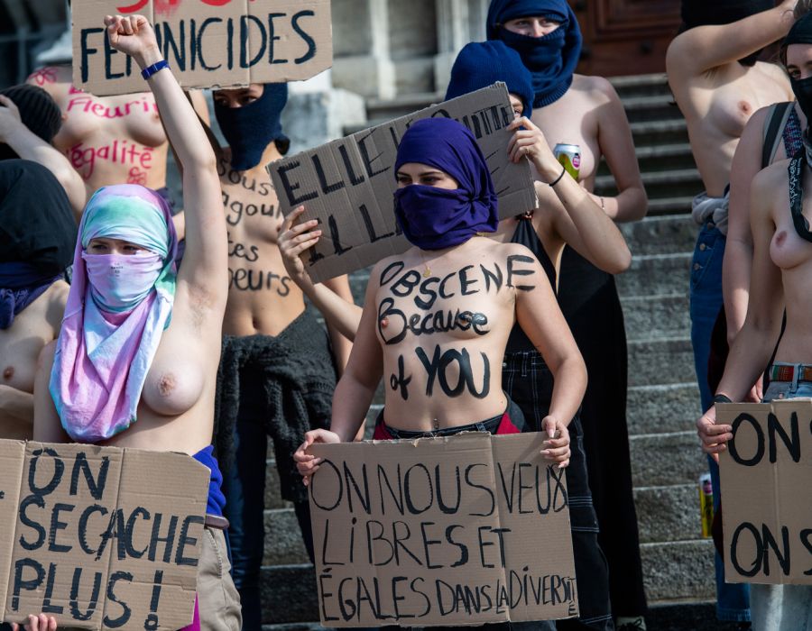 Manifestantes, seins nus, à Lausanne.