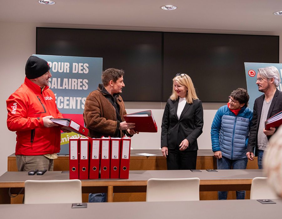 Portée par une large coalition bilingue de partis politiques et de syndicats, l’initiative pour un salaire minimum valaisan a été déposée le 12 janvier à la Chancellerie cantonale.