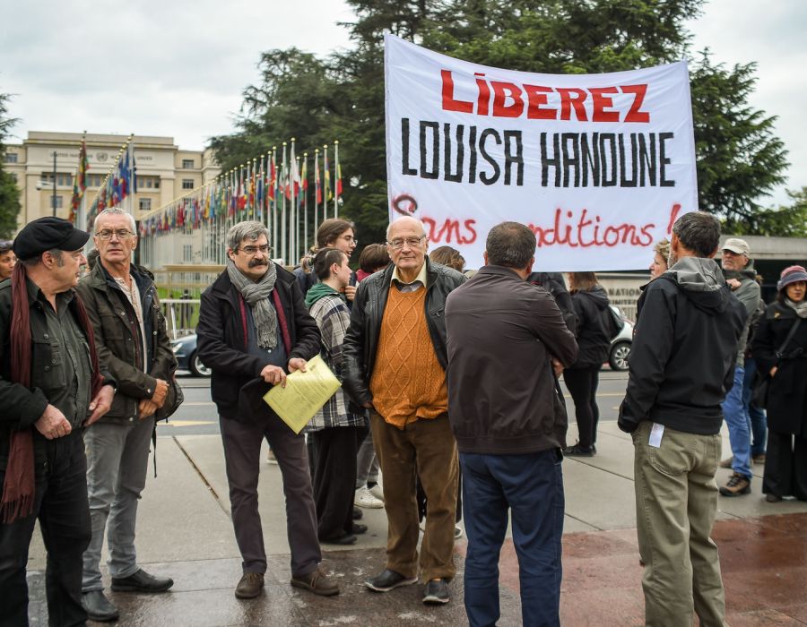 Quelque trente personnes ont manifesté le 20 mai sur la place des Nations à Genève pour exiger la libération immédiate de la secrétaire générale du PT d’Algérie.
