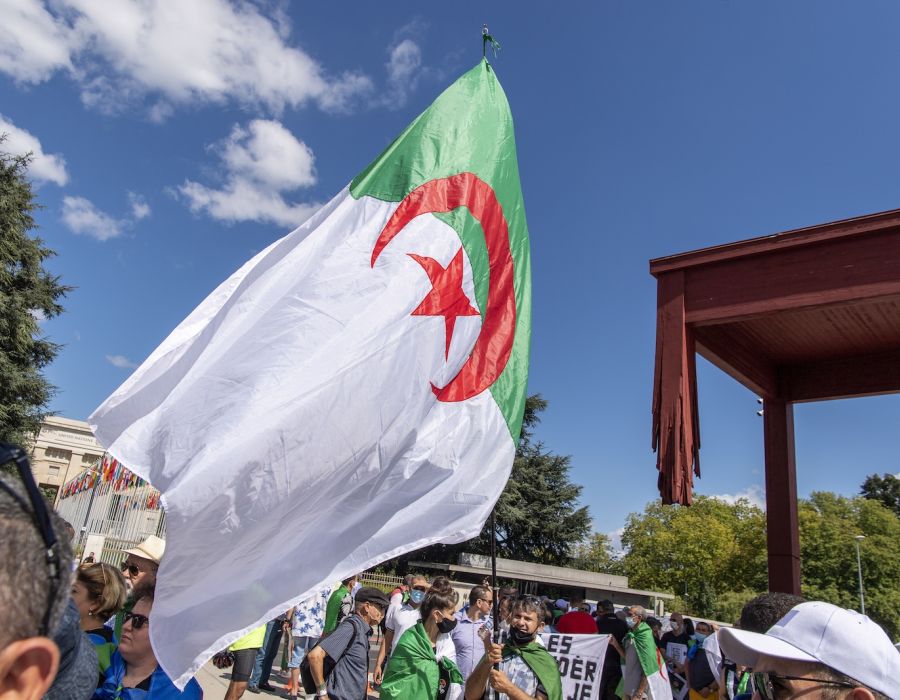 Drapeau algérien lors de la protestation du 23 août 2020 à Genève.
