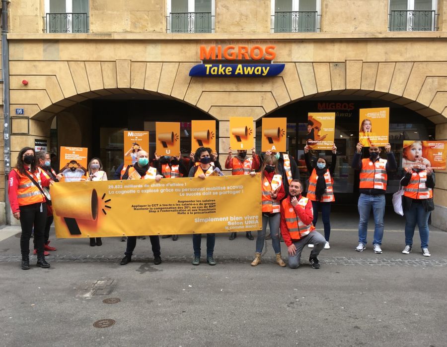 Action d'Unia devant un magasin Migros à Neuchâtel.