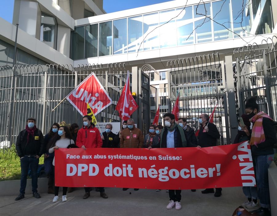 Syndicalistes d'Unia et syndicalistes français devant le siège de GeoPost à Paris.