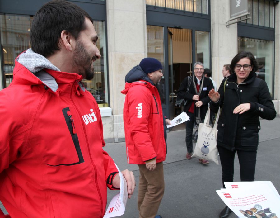 Juste après leur rencontre avec les médias, les syndicalistes d’Unia ont tracté devant la boutique de Nespresso à Lausanne. 