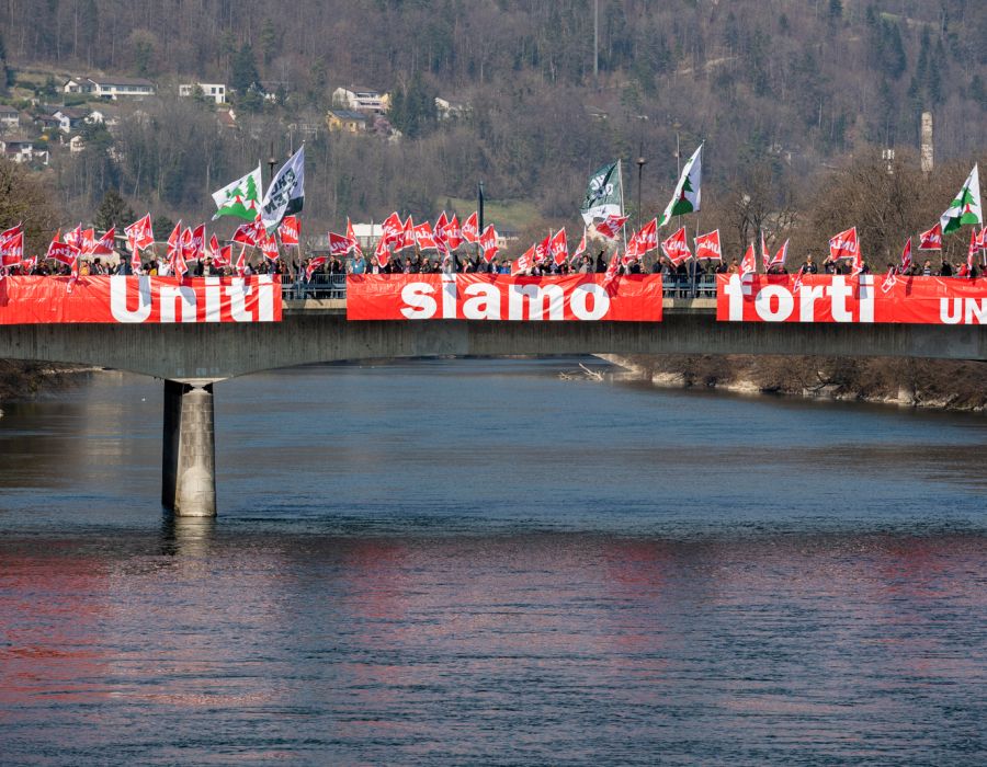 Banderoles Unia le long du pont de la gare d'Olten.