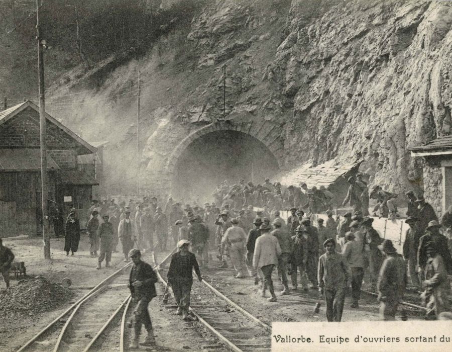 Photo d'archives: Vallorbe, équipe d'ouvrier sortant du tunnel.