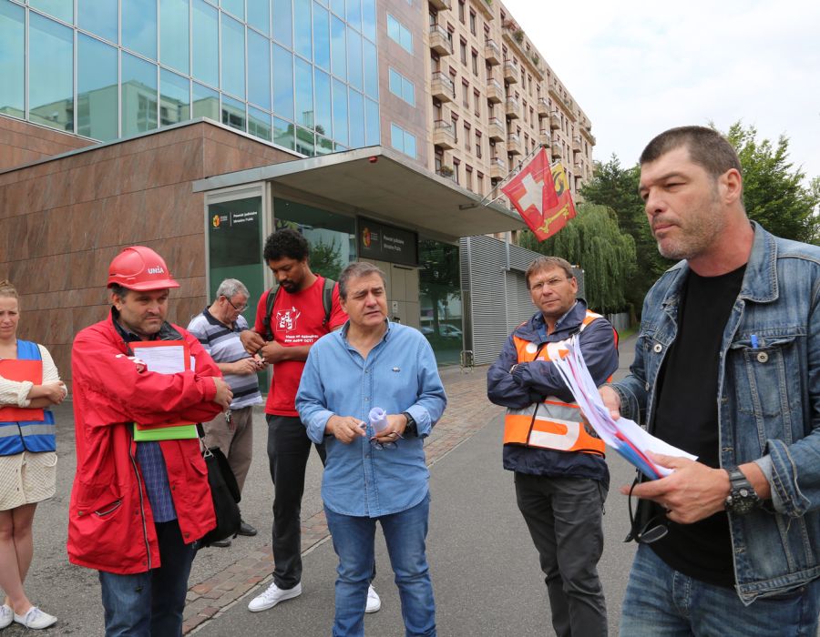 Les représentants des syndicats genevois de la construction, devant le Ministère public