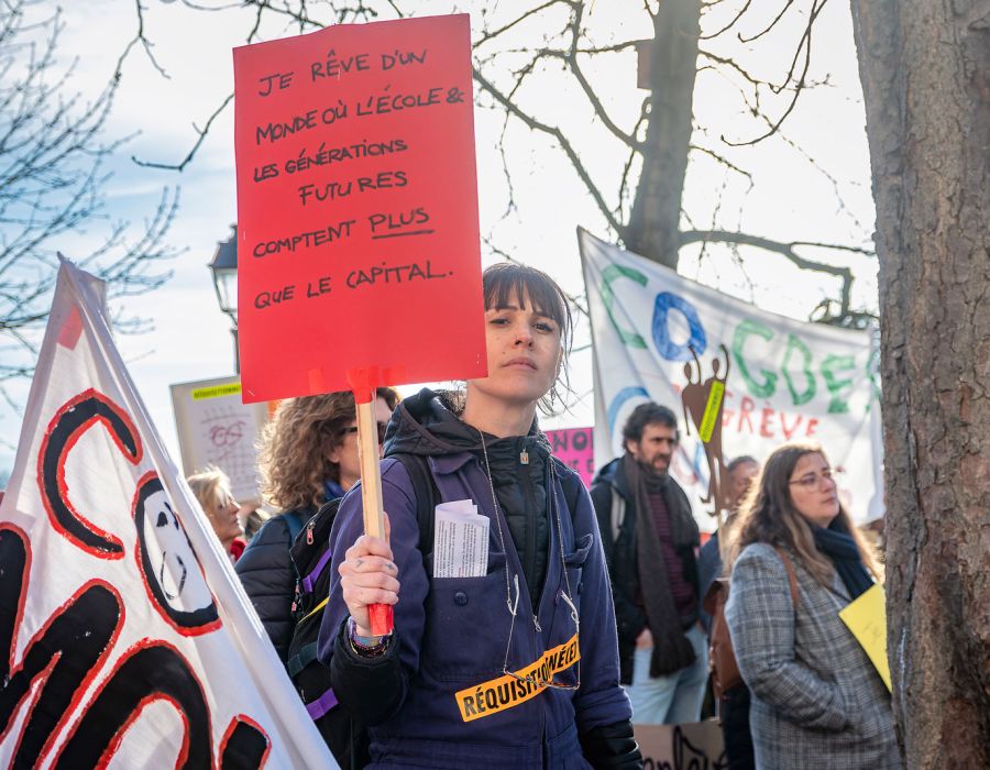enseignante du CO manifestant lors de la grève du 5 février à Genève