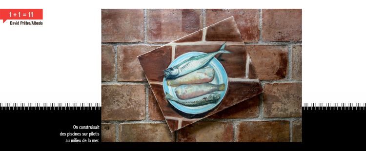Un tableau posé sur un mur. Le tableau représente un plat de poissons lui-même posé sur un mur. En légende: On construisait des piscines sur pilotis au milieu de la mer.