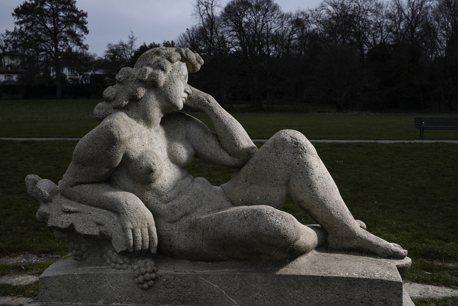 Statue d'une femme nue allongée.