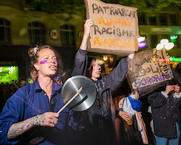 Manifestation nocturne et bruyante.
