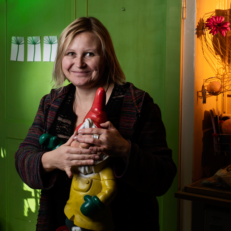 Séverine Blanc et un nain qu’elle a déniché pour un décor