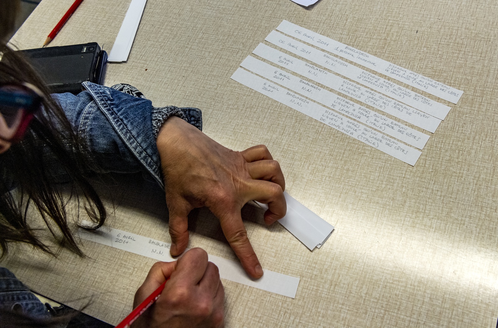Une personne remplit des bandelettes de papier.
