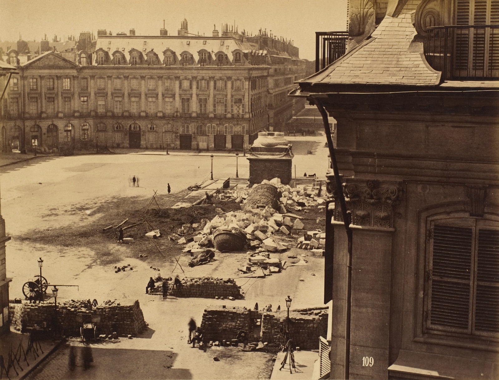 Symbole du pouvoir impérial, la colonne de la place Vendôme est démolie le 16 mai 1871. Photo de François Franck. 