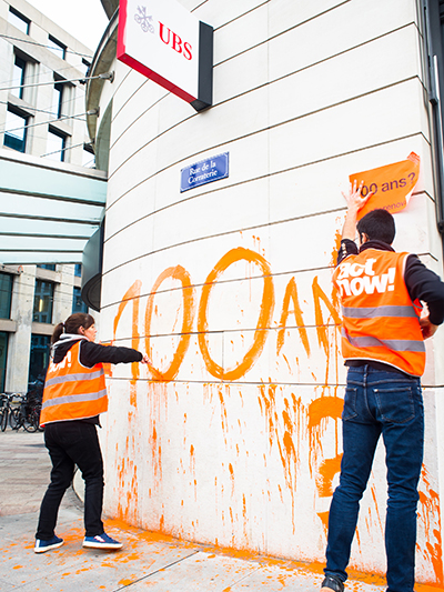 Sur la faÃ§ade de la banque, avec son camarade Anthony, elle Ã©crit Â«100 ans?Â» avec une peinture orange lavable.