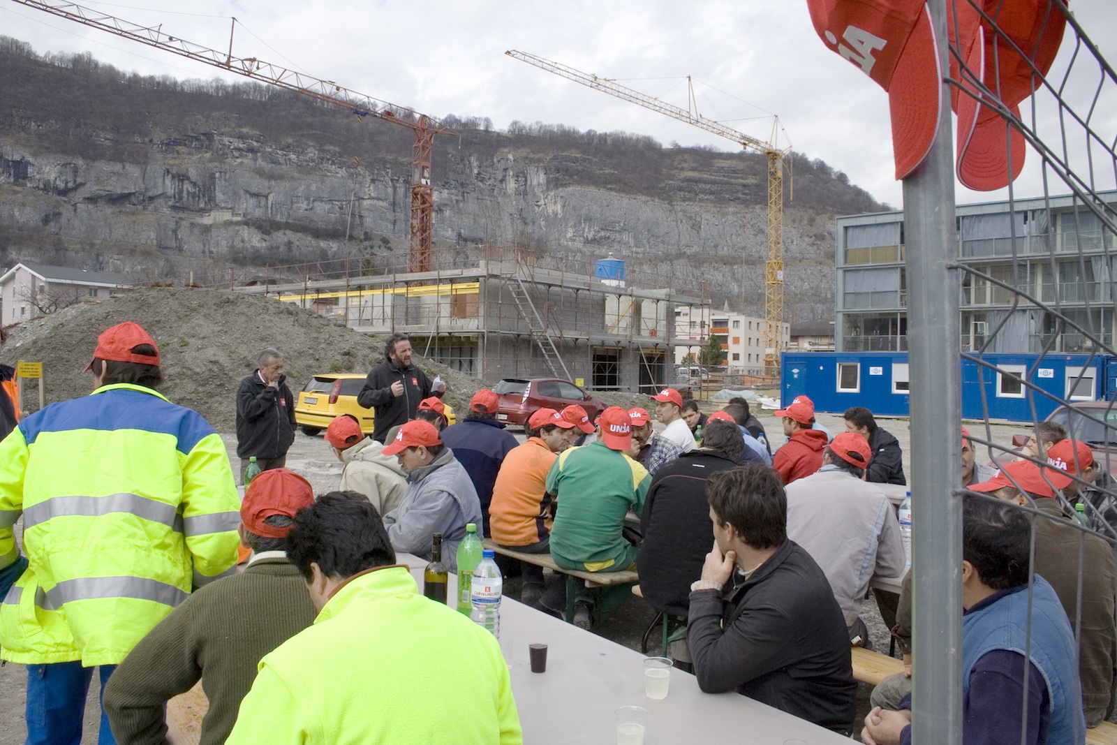 Jeanny Morard devant des travailleurs de la construction.