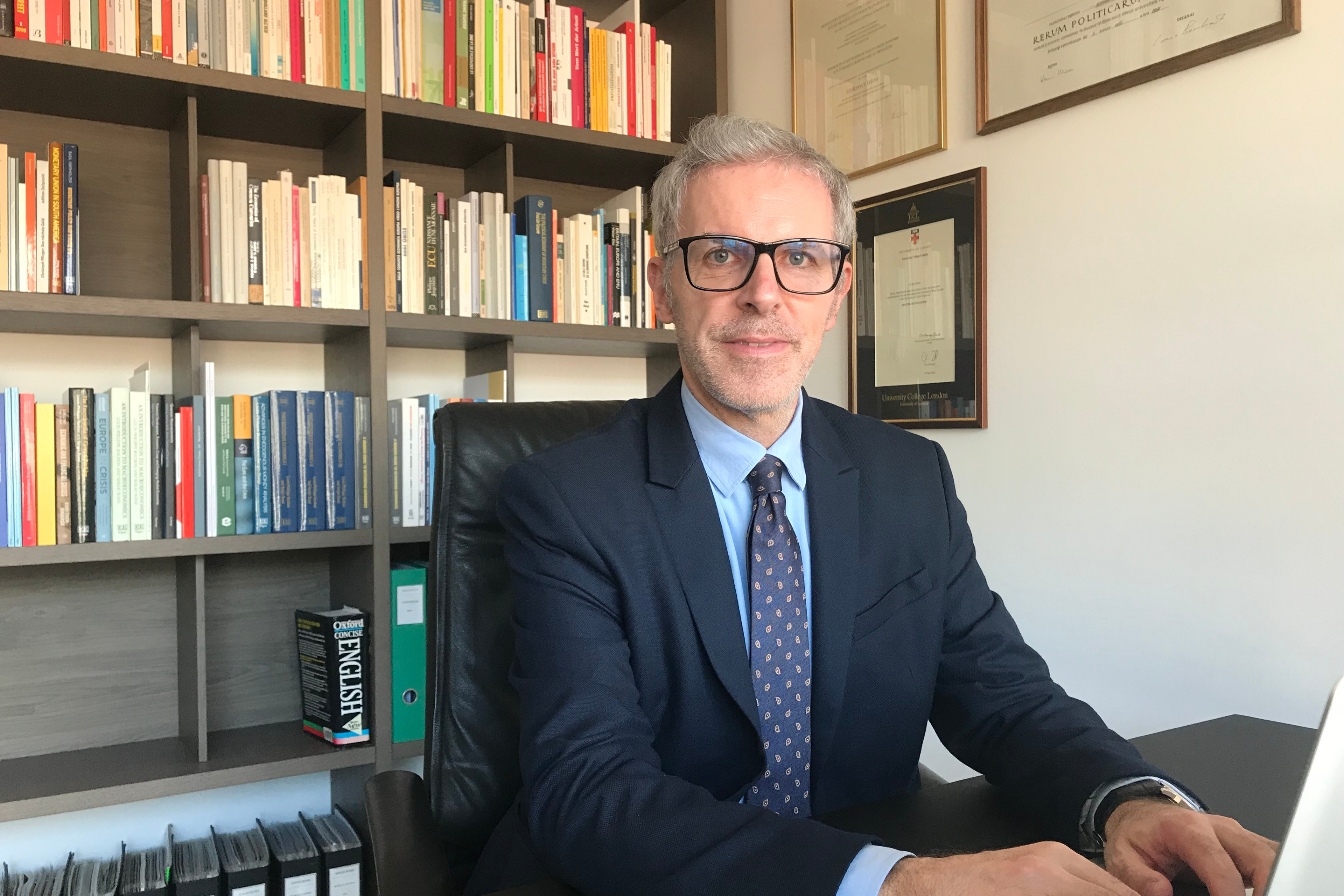 Sergio Rossi dans son bureau