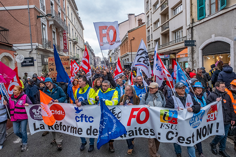 Le 7 mars, les cheminots dâAnnemasse ont rejoint la manifestation dâAnnecy, chef-lieu du dÃ©partement de la Haute-Savoie, oÃ¹ 12000 personnes ont dÃ©filÃ© derriÃ¨re la banderole unitaire des syndicats. Samedi dernier (photo), la foule Ã©tait moins dense, mais le mouvement, toujours aussi dÃ©terminÃ©, se poursuit. 