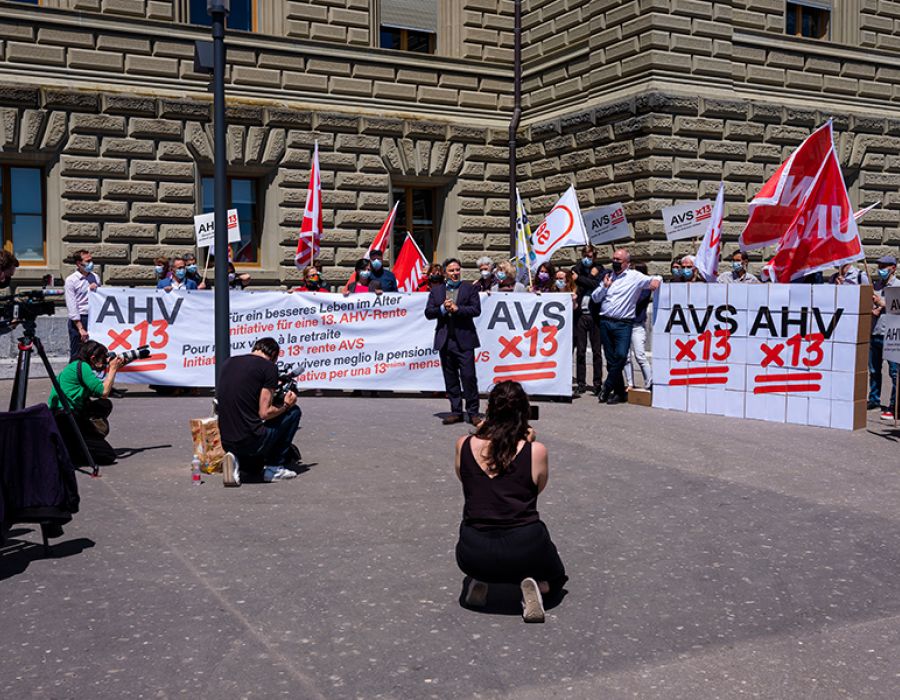 Lancée en mars 2020, l’initiative pour une 13e rente AVS a recueilli 137550 signatures en pleine période de Covid. Elle a été déposée par les syndicats et le comité d’initiative à la Chancellerie fédérale (photo) en mai de l’année suivante. 