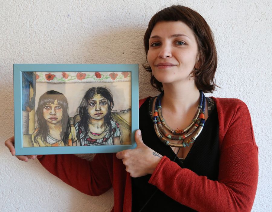 Surya Diez Maderi présente un de ses tableaux.