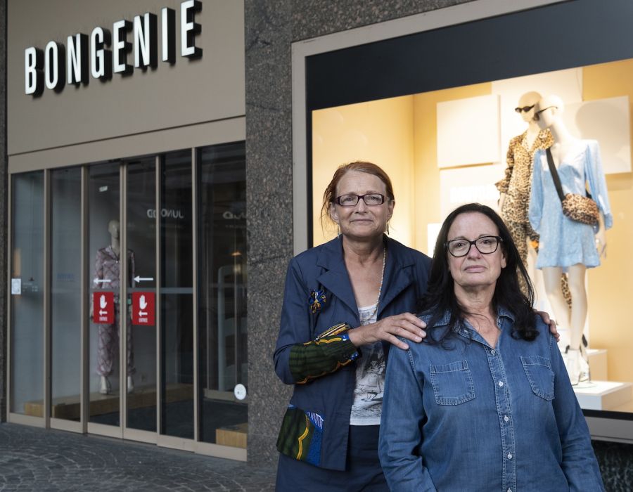 Les deux couturières devant l'enseigne Bongénie à Lausanne.