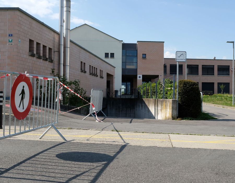 Ecole de Chavornay avec panneau interdiction aux piétons.
