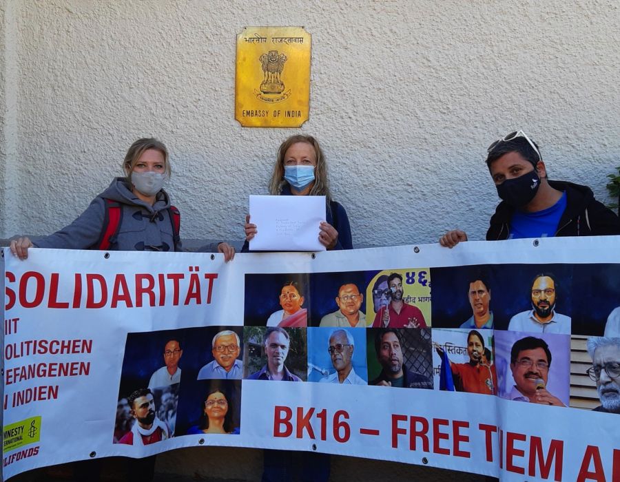 Représentants de Solifonds et d'Amnesty devant l'ambassade d'Inde à Berne.