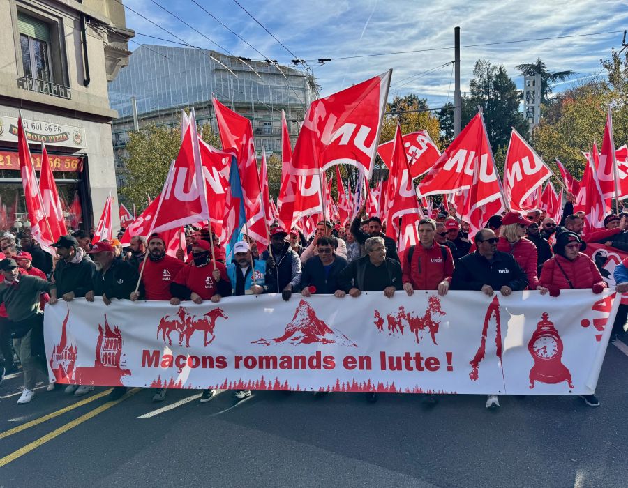 Manifestants avec des banderoles 