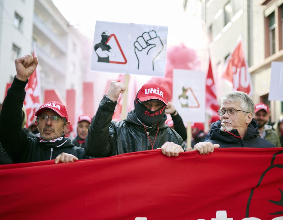 Manifestants avec des banderoles 