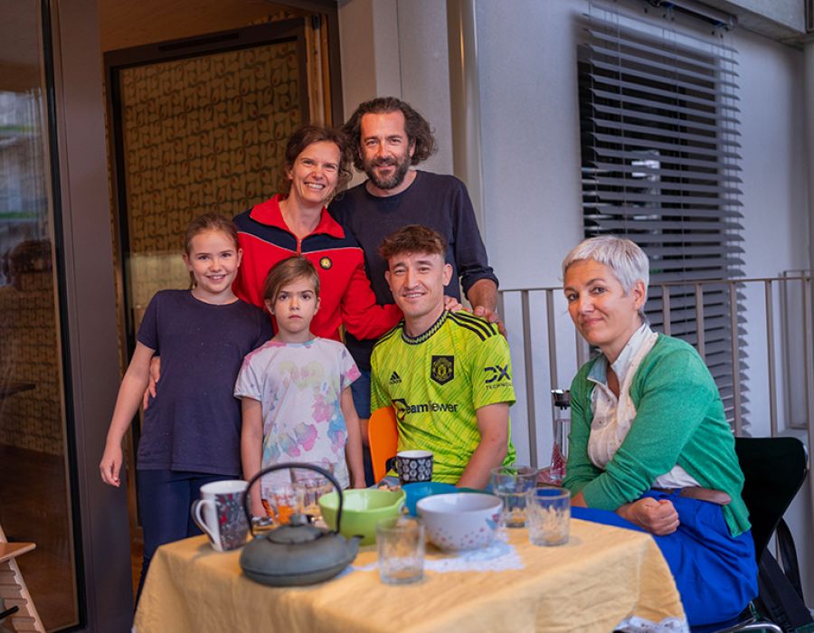 La famille Saegesser Correvon est marraine d’Ashraf depuis une année. Leur rencontre a été organisée par Valérie Despont (à droite) de l’association Nela.