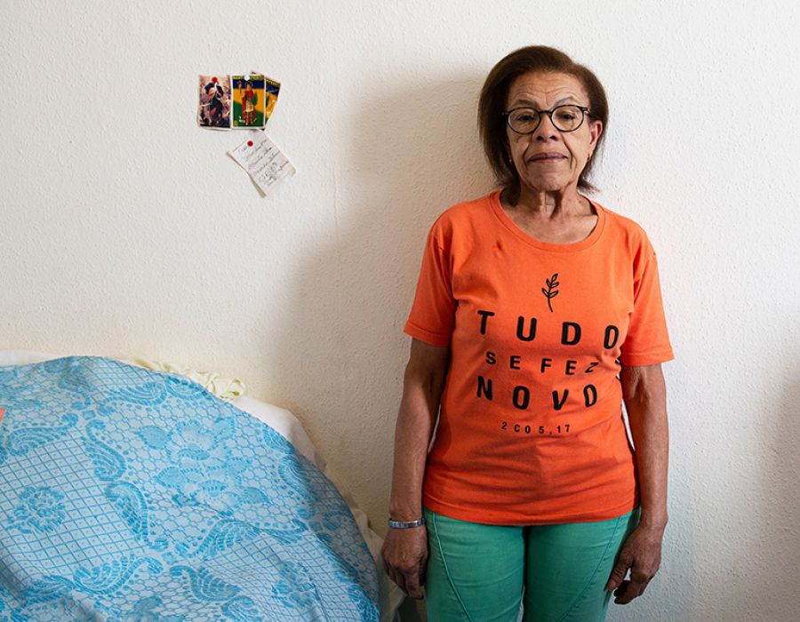 Emanuela* est une des personnes témoignant dans l’exposition. A 72 ans, elle est doit continuer à travailler.  