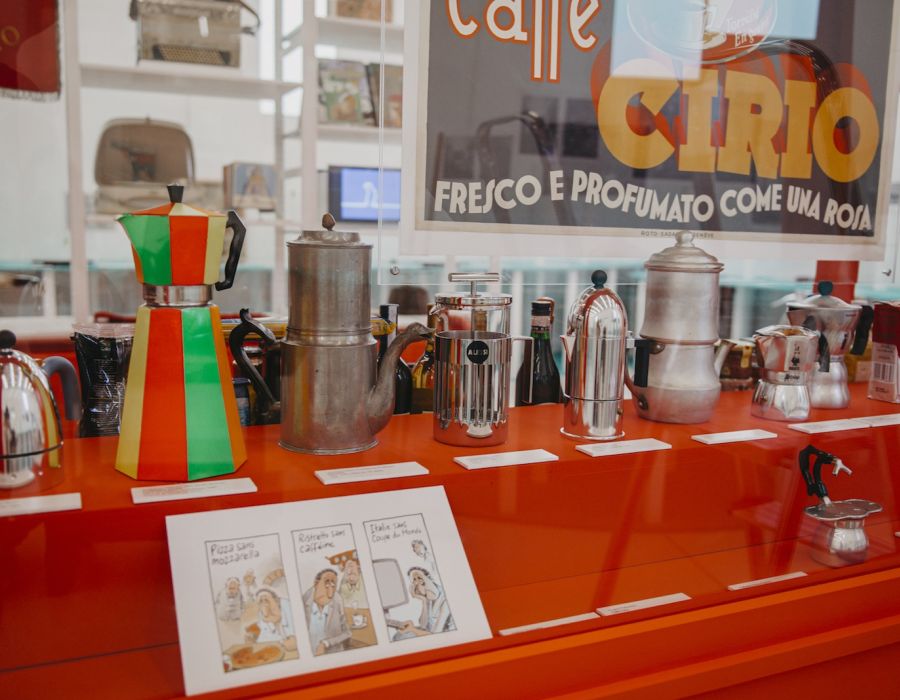 Vue de l'exposition: plusieurs cafetières italiennes.