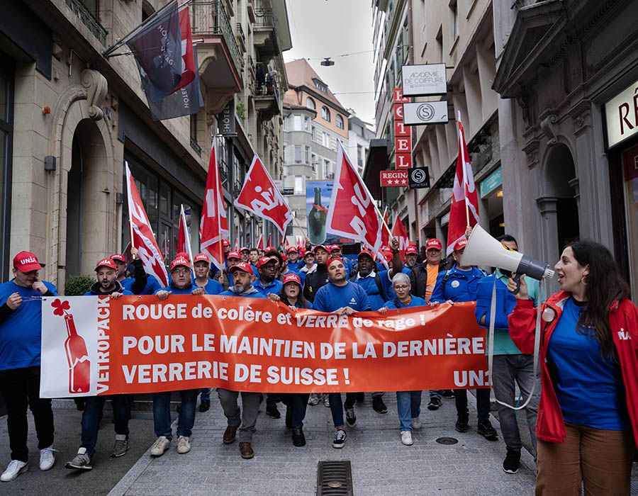 Les travailleurs et travailleuses de Vetropack ont manifesté en masse le 1er Mai à Lausanne, promenant une immense bouteille à l’effigie de leur verrerie. Pour eux, la fermeture du site de Saint-Prex serait injustifiée.