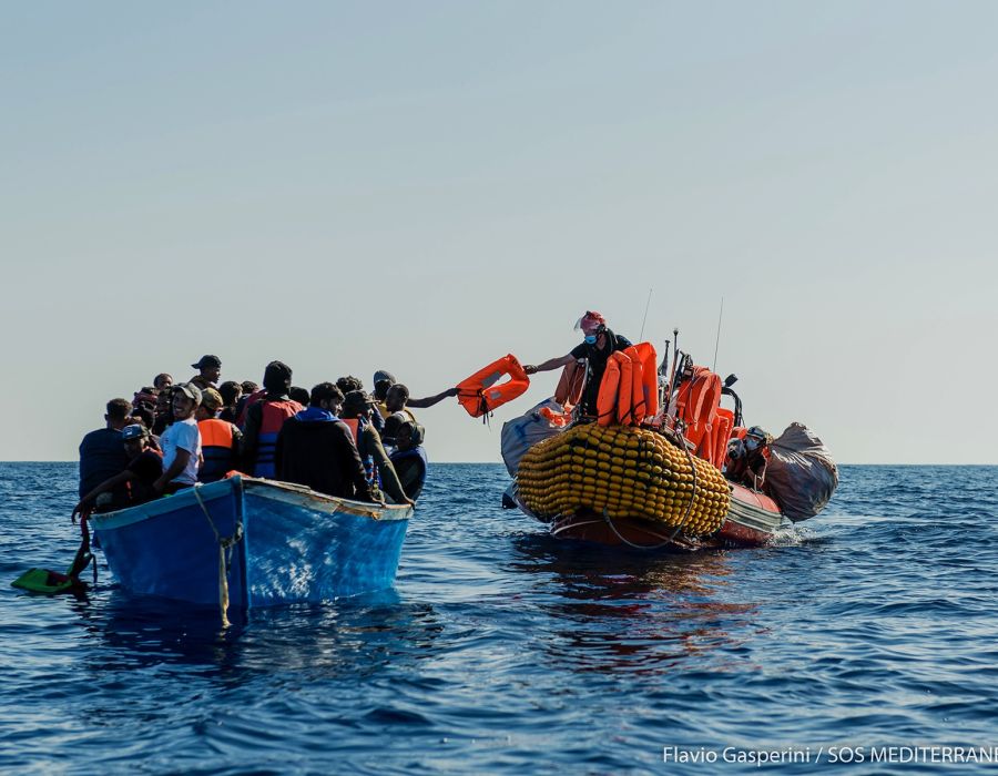 Sauvetage de réfugiés en mer par l’ONG SOS Méditerranée 