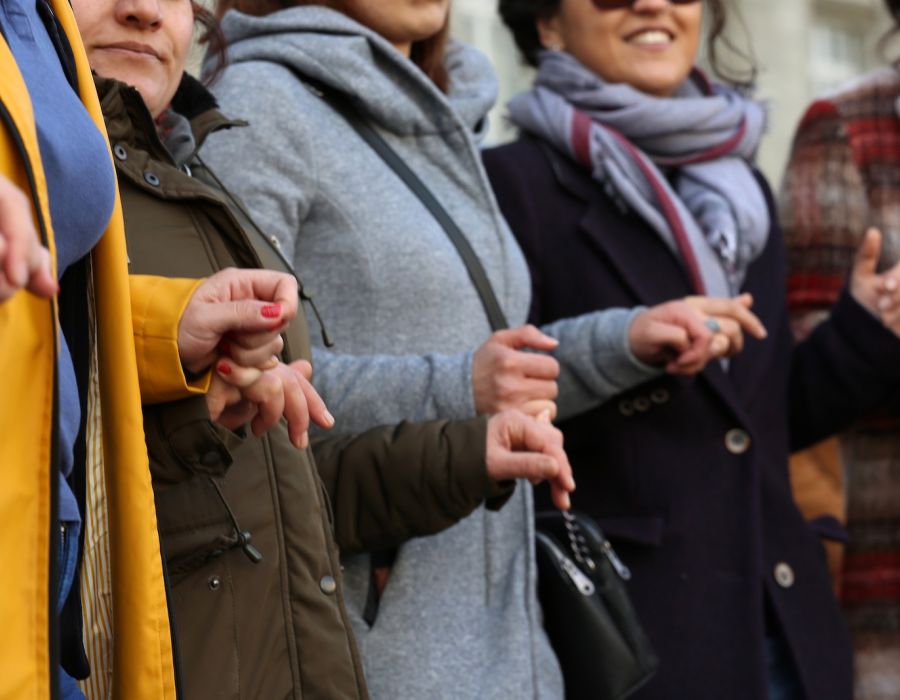 Femmes solidaires se tenant par la main.