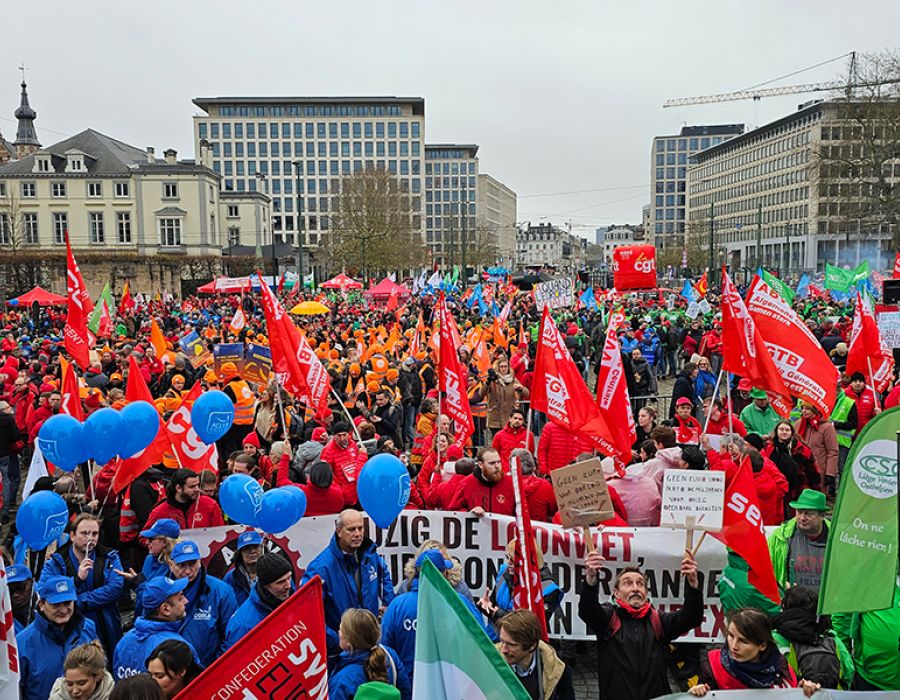 Des membres des syndicats de trente pays ont rejoint Bruxelles pour participer à la manifestation contre l’austérité.